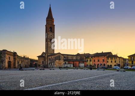 Stadtbild einer mittelalterlichen Stadt mit Steinhäusern und Glockenturm bei Sonnenuntergang, Pizzighettone, Cremona, Lombardei, Italien Stockfoto