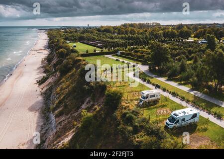 Camping Roadtrip - Sommerurlaub mit Hund - Reisen mit Der Camper in Europa Stockfoto