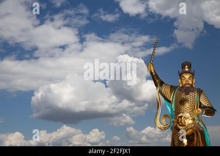 Dharmapala (Beschützer des Dharma), buddhistischer Tempel in Peking, China. Dharmapala ist eine Art zornvoller Gottheit. Der Name bedeutet Dharma-Verteidiger in Sanskr Stockfoto