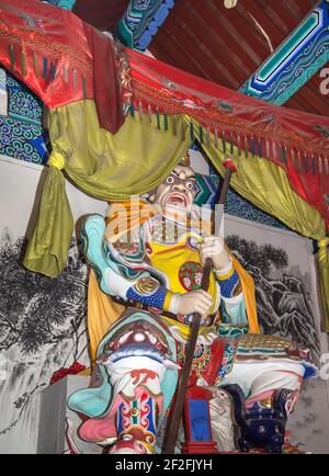 Dharmapala (Beschützer des Dharma), buddhistischer Tempel in Peking, China. Dharmapala ist eine Art zornvoller Gottheit. Der Name bedeutet Dharma-Verteidiger in Sanskr Stockfoto