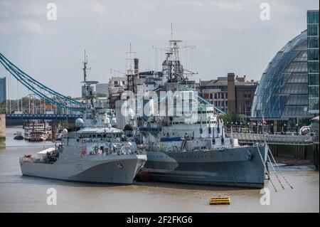 HMS Tamar ein neues Patrouillenschiff wird neben der HMS Belfast auf der Themse zwischen Tower Bridge und London Bridge vertäut. Sie ist das vierte der fünf neuen Offshore Patrol Schiffe, die als Ersatz für die River Class Schiffe gebaut wurden. Stockfoto