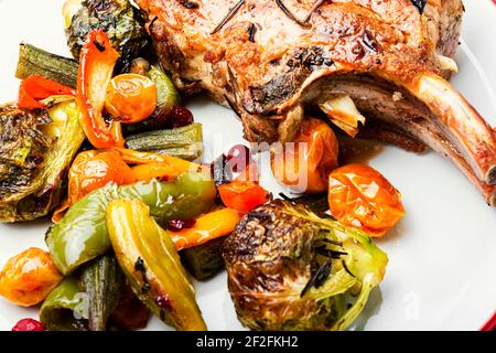 Gegrilltes Gebratenes Schweinefleisch auf dem Teller.gebackenes Fleisch mit verschiedenen Gemüse Stockfoto