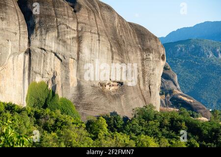 Begräbnisstätte im Meteora-Felsen Stockfoto