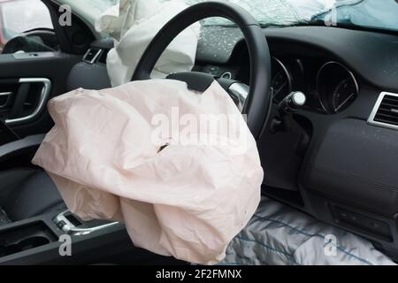 Innenraum eines Automobils oder Auto in einem Fahrzeug Crash mit einem bereitgestellten Lenksäule Airbag beteiligt Stockfoto