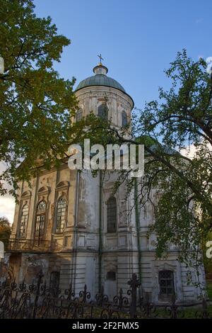 Die Kirche des heiligen Johannes des Evangelisten ist eine orthodoxe Kirche und ein architektonisches Denkmal in Nizhyn. Christliche Kathedrale bei Sonnenuntergang. Stockfoto
