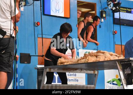 Audray Lamb & Rosie Keenan vertreten Schottland auf der Welt Wollverarbeitung in Frankreich 2019 Stockfoto