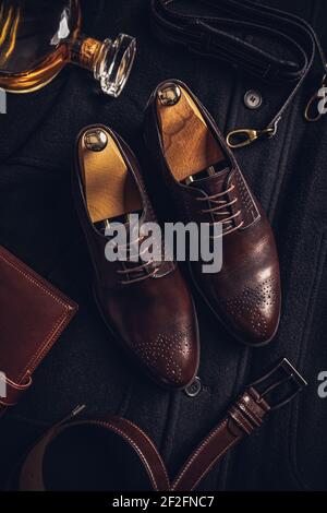 Herren Lederschuhe, Gürtel und Tagebuch auf dunklem Hintergrund, Draufsicht, flaches Lay Stockfoto