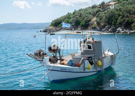 Fischerboot im Hafen von Pirgadika - Chalkidiki Stockfoto