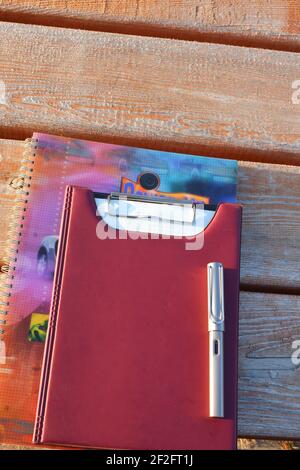 Schreibpapier für Füllfederhalter und Notizbuch für A4 Spirale auf Holz Schreibtisch im Freien Stockfoto