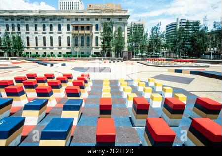 1999 Adelaide South Australia - farbige Blöcke vor dem Parlament von South Australia Parlamentsgebäude, ein stattliches Regierungsbüro mit griechischer Wiederbelebung Architektur, Adelaide, South Australia. Dieser Bereich wird derzeit 2021 renoviert Stockfoto