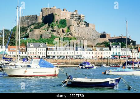 1999 Jersey Kanalinseln - Gorey Mont Orgueil Schloss mit Yachten und kleinen Booten in Gorey Harbour Jersey Kanalinseln Britische Inseln Europa. Die Burg Mont Orgueil ist eines der schönsten Beispiele einer mittelalterlichen Burg, die seit über 800 Jahren ihren Schatten über das Fischerdorf Gorey wirft Stockfoto