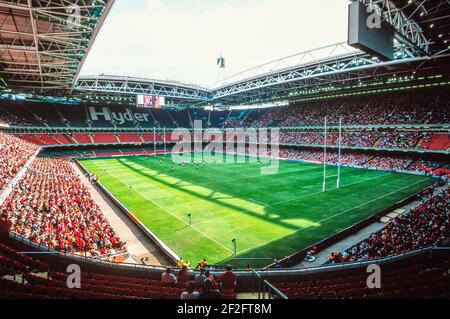 1999 Cardiff Wales Fürstentum Stadium - Menschenmassen im Millennium Stadium Cardiff (heute Fürstentum Stadium) für das Warm-up-Spiel von Wales gegen die USA, 30th. August 1999. Die Rugby-Weltmeisterschaft 1999 war die vierte Rugby-Weltmeisterschaft. Es wurde hauptsächlich von Wales gehostet, und wurde von Australien gewonnen.Dies war das letzte Warm-up-Spiel vor dem Rugby-Weltmeisterschaft 1999 begann. Seit der Eröffnung im Juni 1999 hat das Millennium Stadium über 1,3 Millionen Besucher pro Jahr. Cardiff, South Glamorgan, Wales, GB, Großbritannien, Europa Stockfoto