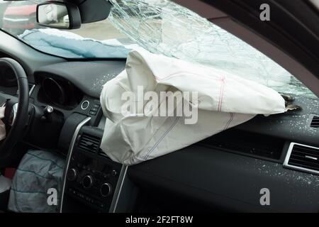 Innenraum eines Autos oder Autos, die an einem Fahrzeug beteiligt sind Absturz mit einem ausgelöste Beifahrer-Seitenairbag Stockfoto