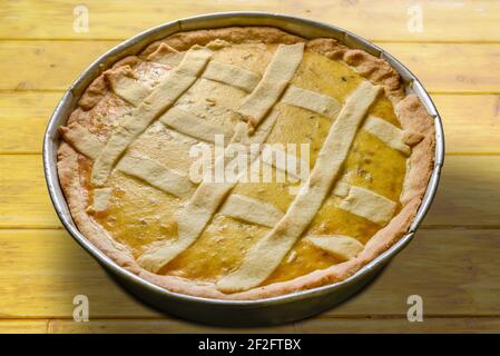 Osterkuchen, genannt Napolitan pastiera, traditionelle hausgemachte Dessert in Backblech auf rustikalen Holztisch Stockfoto