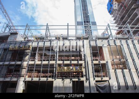 Fassade eines mehrstöckigen modernen Bürogebäudes im Bau Stockfoto