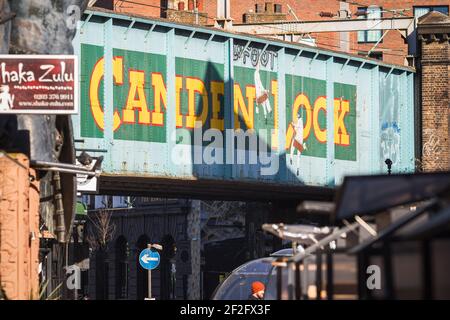 London, Großbritannien - 26. Februar 2021 - Camden Lock Bridge Schild am Camden Market Stockfoto