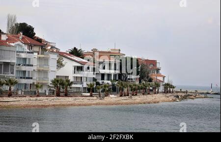 Strand auf Kinaliada (Kinali Insel) am Marmarameer in Istanbul, Türkei. Stockfoto