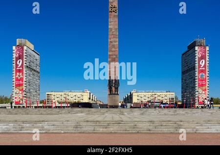 Sankt Petersburg, Russland - 05. Mai 2016: Denkmal für die heldenhaften Verteidiger von Leningrad auf dem Siegesplatz mit roten Fahnen für den Tag des Sieges geschmückt Stockfoto