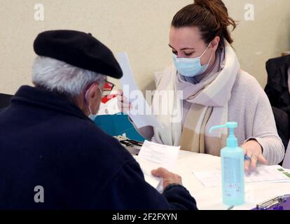 Massels, Frankreich. März 2021, 11th. Massels (47), 11. März 2021: Vaccibus, gegründet von der ARS Nouvelle Aquitaine, dem Conseil Départemental und der UNA, Union Nationale des aides à domizile, zur Impfung gegen covid19. Die erste Injektion des Impfstoffes wurde an 600 Personen im Alter von über 75 Jahren, isoliert oder ohne Hausarzt, in rund zwanzig kleinen ländlichen Städten in Lot-et-Garonne verabreicht. - Foto Simonet D/ANDBZ/ABACAPRESS.COM Quelle: Abaca Press/Alamy Live News Stockfoto