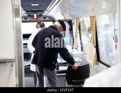 Massels, Frankreich. März 2021, 11th. Massels (47), 11. März 2021: Vaccibus, gegründet von der ARS Nouvelle Aquitaine, dem Conseil Départemental und der UNA, Union Nationale des aides à domizile, zur Impfung gegen covid19. Die erste Injektion des Impfstoffes wurde an 600 Personen im Alter von über 75 Jahren, isoliert oder ohne Hausarzt, in rund zwanzig kleinen ländlichen Städten in Lot-et-Garonne verabreicht. - Foto Simonet D/ANDBZ/ABACAPRESS.COM Quelle: Abaca Press/Alamy Live News Stockfoto