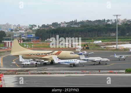 Convair 440 (N8042W) und andere Kleinflugzeuge am Flughafen Málaga, Andalusien, Spanien. Stockfoto