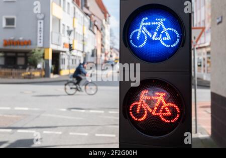 Hildesheim, Deutschland. März 2021, 12th. An einer Kreuzung leuchten eine blaue und eine rote Ampel für Radfahrer auf. Die Verwirrung unter den Radfahrern in Hildesheim ist groß: Kürzlich leuchtet auch an einer Kreuzung eine blaue Ampel auf - aber ohne Erklärung. Kaum jemand weiß, was das blaue Ampelsignal bedeuten soll. Laut Hildesheim soll die blaue Ampel darauf hinweisen, dass der Fahrradverkehr erkannt wurde und keine zusätzlichen Tasten betätigt werden müssen. Kredit: Julian Stratenschulte/dpa/Alamy Live Nachrichten Stockfoto