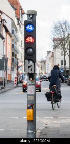 Hildesheim, Deutschland. März 2021, 12th. An einer Kreuzung leuchten eine blaue und eine rote Ampel für Radfahrer auf. Die Verwirrung unter den Radfahrern in Hildesheim ist groß: Kürzlich leuchtet auch an einer Kreuzung eine blaue Ampel auf - aber ohne Erklärung. Kaum jemand weiß, was das blaue Ampelsignal bedeuten soll. Laut Hildesheim soll die blaue Ampel darauf hinweisen, dass der Fahrradverkehr erkannt wurde und keine zusätzlichen Tasten betätigt werden müssen. Kredit: Julian Stratenschulte/dpa/Alamy Live Nachrichten Stockfoto