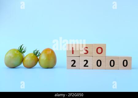 ISO 22000 oder Food Safety Management System auf Holzblöcken auf blauem Hintergrund. Stockfoto
