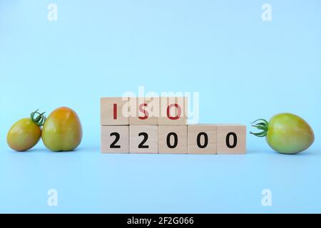 ISO 22000 oder Food Safety Management System auf Holzblöcken auf blauem Hintergrund. Stockfoto