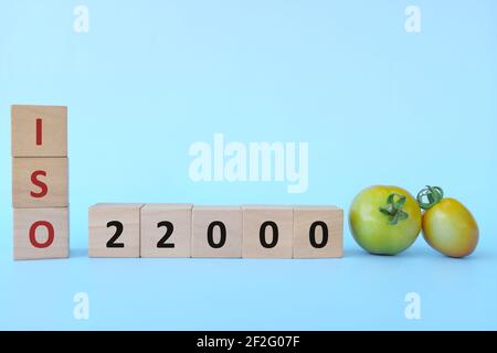 ISO 22000 oder Food Safety Management System auf Holzblöcken auf blauem Hintergrund. Stockfoto