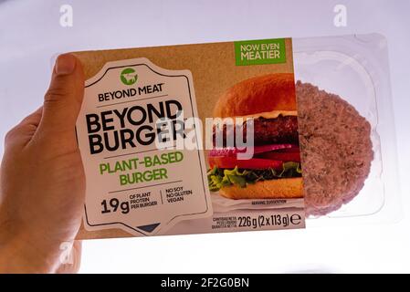 rom, italien - 10. märz 2021: Hand halten über Fleisch Veggie pflanzlichen Burger im Kühlschrank mit Verpackung. Pflanzliche vegetarische Ernährung Stockfoto