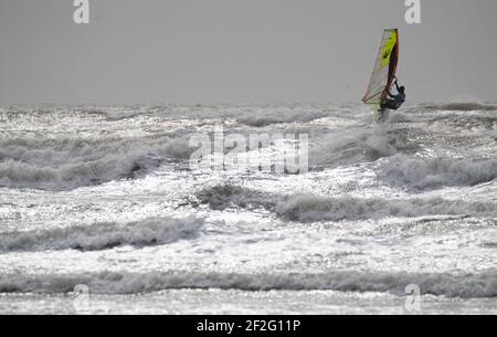 Ein Windsurfer surft im rauen Meer vor dem West Wittering Strand in West Sussex. Bilddatum: Freitag, 12. März 2021.