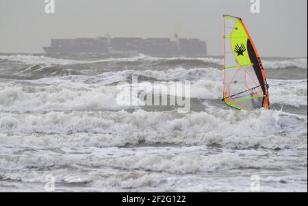 Ein Windsurfer surft im rauen Meer vor dem West Wittering Strand in West Sussex. Bilddatum: Freitag, 12. März 2021.
