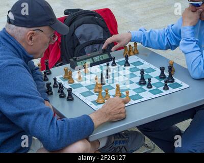 Portland, Oregon USA - 20. April 2015: Zwei Männer spielen Schach im Director Park Portland Oregon zur Mittagszeit mit einem Timer von oben Stockfoto