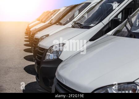 Anzahl der neuen weißen Kleinbusse und Lieferwagen, die außerhalb Stockfoto