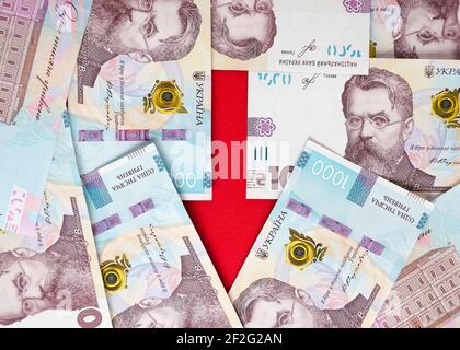 Ein Pfeil mit Banknoten der ukrainischen Griwnja und Euro gesäumt 2 Stockfoto