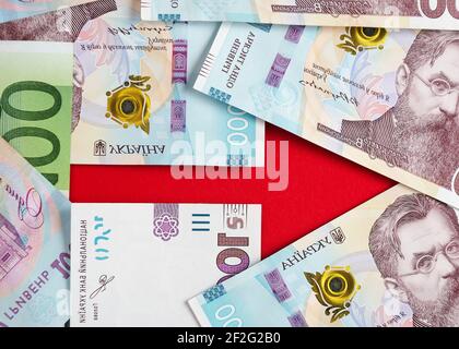 Ein Pfeil mit Banknoten der ukrainischen Griwnja und Euro gesäumt 4 Stockfoto