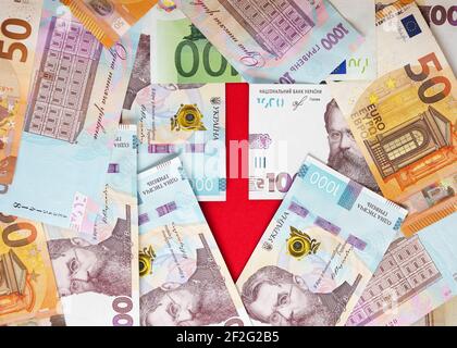 Ein Pfeil mit Banknoten der ukrainischen Griwnja und Euro gesäumt 6 Stockfoto