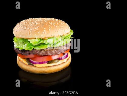 Appetitlich Burger auf schwarzem Hintergrund Stockfoto