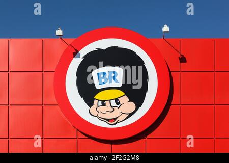 Tilst, Dänemark - 19. April 2019: BR-Logo an der Wand. BR Toys ist eine Kette von Spielwarenläden in Dänemark Stockfoto