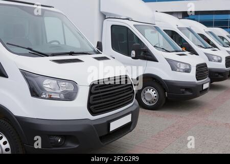 Anzahl der neuen weißen Kleinbusse und Lieferwagen, die außerhalb Stockfoto