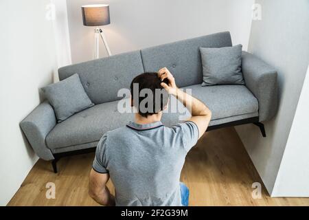 Mangel An Raum Innenarchitektur Fehler. Sofamöbel Passen Nicht Stockfoto