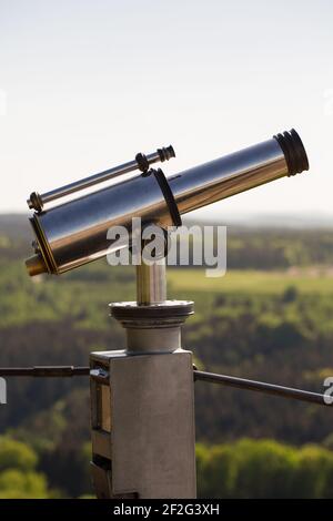 Seitenansicht eines Monokularteleskops im Elbtal, Gemany Stockfoto