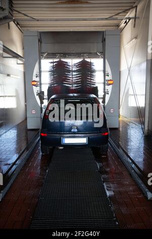 Blaues Auto in der Waschanlage Stockfoto