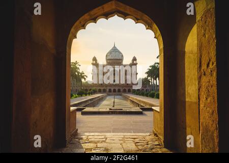 Safdarjungs Grab, ein Mausoleum in Delhi, Indien. Blick vom Eingang Stockfoto