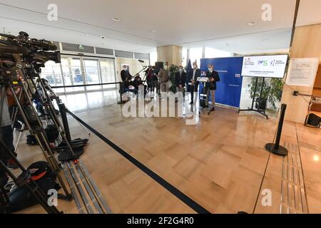 Nizza, Frankreich. 12 2021. März: Journalisten respektieren soziale Distanzierung, denn der Präfekt der Region Alpes-Maritimes hält am 12. März 2021 in Nizza ein Briefing von Covid-19. Kredit: Ab Gutschrift: Abaca Presse/Alamy Live Nachrichten Stockfoto