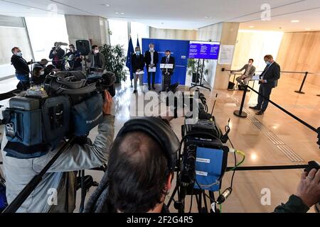 Nizza, Frankreich. 12 2021. März: Journalisten respektieren soziale Distanzierung, denn der Präfekt der Region Alpes-Maritimes hält am 12. März 2021 in Nizza ein Briefing von Covid-19. Kredit: Ab Gutschrift: Abaca Presse/Alamy Live Nachrichten Stockfoto