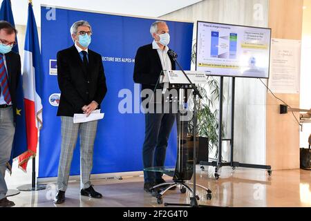 Nizza, Frankreich. März 12 2021: Prof. Pierre Dellamonica, flankiert vom Präfekten der Region Alpes-Maritimes Bernard Gonzalez, hält am 12. März 2021 in Nizza, Frankreich, ein Covid-19 Briefing. Kredit: Abaca Presse/Alamy Live Nachrichten Stockfoto