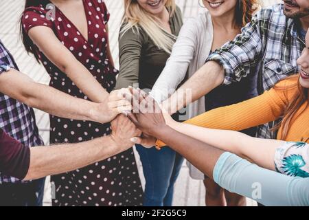 Junge multirassische Menschen Stapeln Hände im Freien in der Stadt - Konzentrieren Sie sich auf die Hände Stockfoto