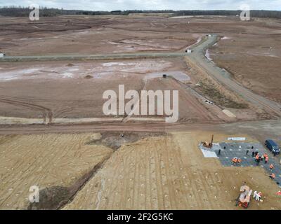 01. Januar 1970, Thüringen, Zwirtzschen: Auf dem Gelände der ehemaligen industriellen Bergeteiche sind die Reste des Abflusses im Boden zu sehen. Das Porenwasser wird dem radioaktiven Schlamm so weit wie möglich durch durchstechende Dochte (Abflüsse) bis zu 30 Meter Länge entzogen. Von 1992 bis heute wurden insgesamt über 8000 Kilometer dieser 'Regenwücks' genutzt. (Foto aufgenommen mit einer Drohne) Foto: Bodo Schackow/dpa-Zentralbild/dpa Stockfoto